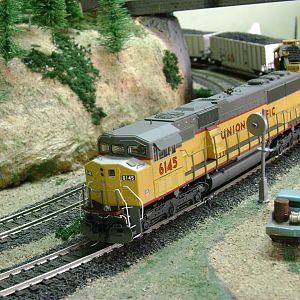 SD60M UP + SD40-2 SF, with bathgons-Model Railroad Brazil