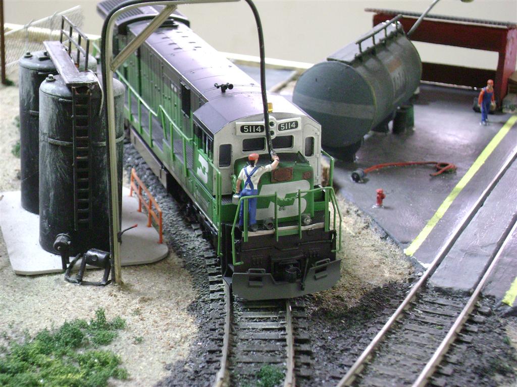 C30-7 BN supplying with sand, in the BNSF yard-Model Railroad Brazil