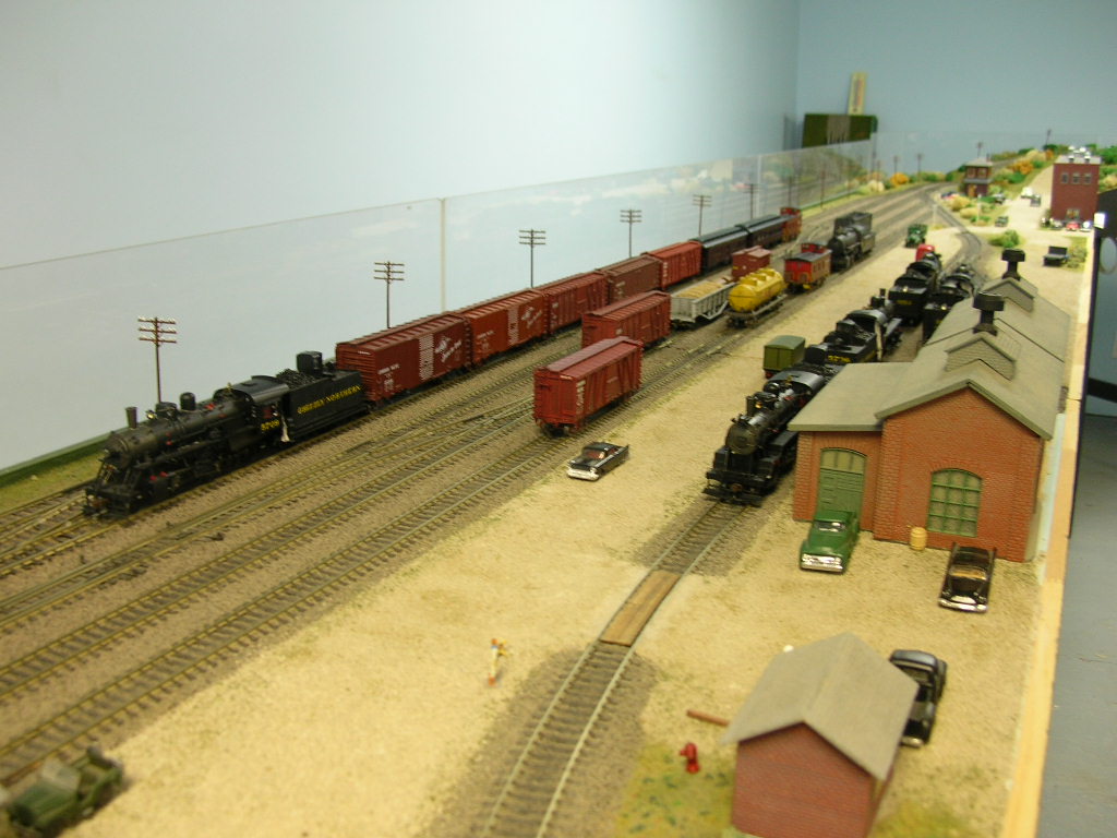 Grizzly Northern 5709 and Mixed Freight/Passenger