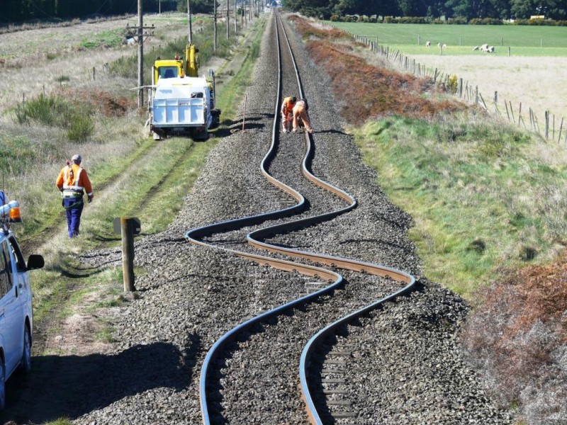 new-zealand-earthquake-twisted-railroad-tracks-800x600.jpg