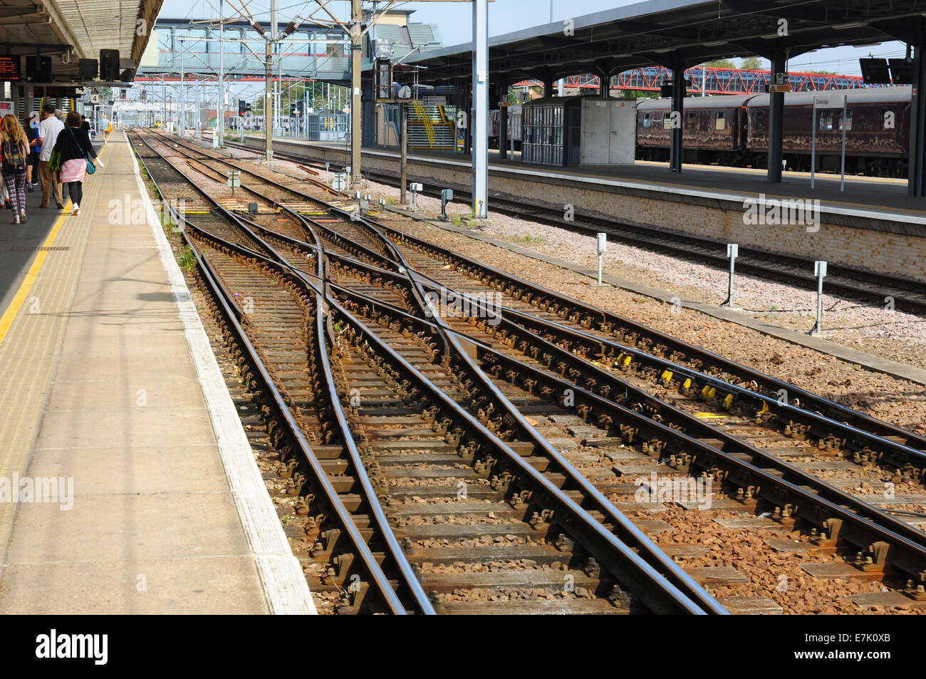 scissors-crossover-alongside-the-platform-at-cambridge-railway-station-E7K0XB.jpg